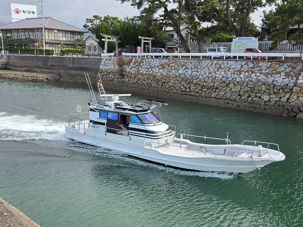 海を進む遊漁船YS